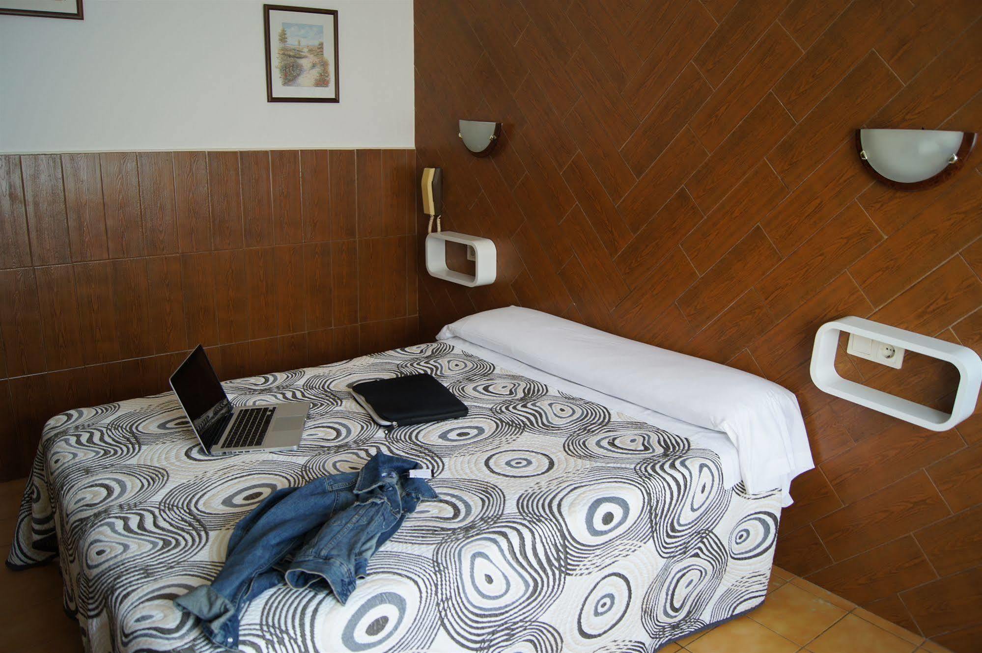 Hostal Sanmar Figueres  Exterior foto
